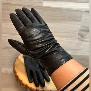 3/30$ Vintage Soft black leather insulated ladies gloves -interior lining